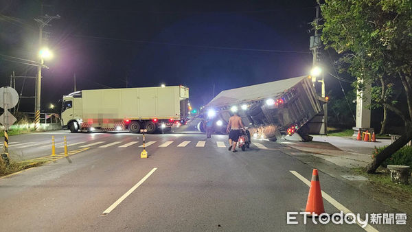 台南安定納骨塔前曳引車迴車失控翻覆善警漏夜排除交通障礙 Ettoday地方新聞 Ettoday新聞雲