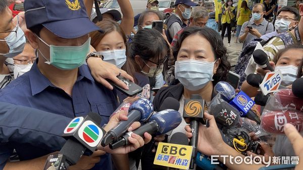 ▲▼高雄地檢署主任檢察官洪瑞芬、檢察官廖偉程15日上午9時30分自地檢署出發，到火災現場進行勘驗。（圖／記者吳奕靖攝，下同）