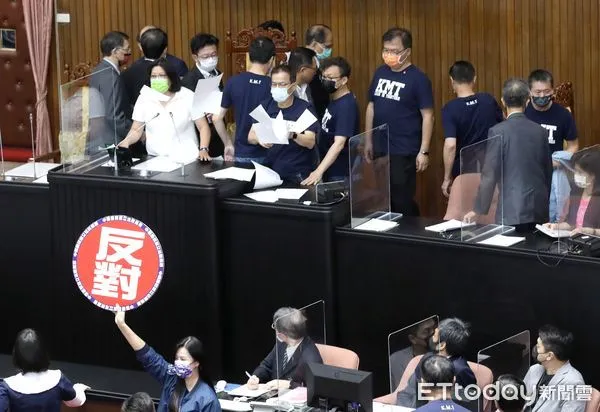 ▲▼行政院長蘇貞昌赴立法院施政總質詢 國民黨立委衝上主席台 抗議主席游錫堃。（圖／記者屠惠剛攝）