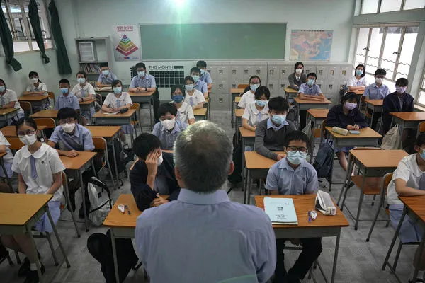 ▲香港所有津貼學校（大部分經費來自政府）下學年新進教師須通過《基本法》測試才能入職。（圖／CFP）