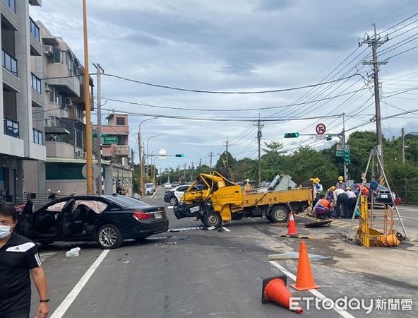 ▲寶馬大七駕駛因未注意車前往況跨越對向車道衝撞工程車再撞上路邉停車。（圖／大溪警分局提供）