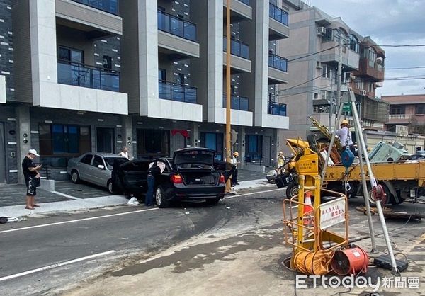 ▲▼工程車車頭被撞凹後，寶馬再撞路邊停車。（圖／大溪警分局提供）