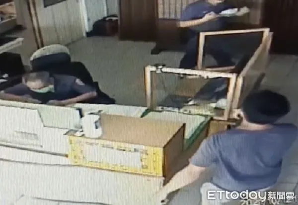 ▲張男慌張跑進警所求助。（圖／大園警分局提供）
