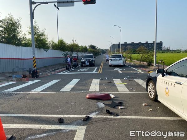 ▲羅女機車被撞成四分五裂，葉男轎車車頭也扭曲變形。（圖／記者黃孟珍翻攝）