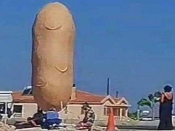 ▲▼賽普勒斯村莊「席洛法古」（Xylofagou）於13日樹立起一座「馬鈴薯」雕像，神似陰莖。（圖／翻攝Twitter@nathanmorley）