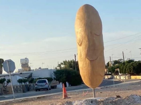 ▲▼賽普勒斯村莊「席洛法古」（Xylofagou）於13日樹立起一座「馬鈴薯」雕像，神似陰莖。（圖／翻攝Twitter@Tzellofouska）