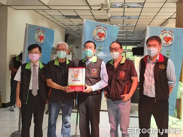 ▲犯保協會董事長邢泰釗到高雄市立殯儀館了解工作情形，指示讓罹難者安心回家            。（圖／犯保協會提供，以下同）