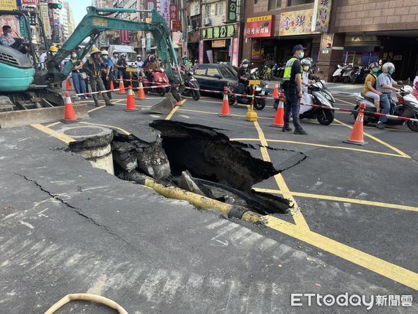 ▲▼三重馬路突然出現3公尺深的地層下陷。（圖／記者陳豐德翻攝）