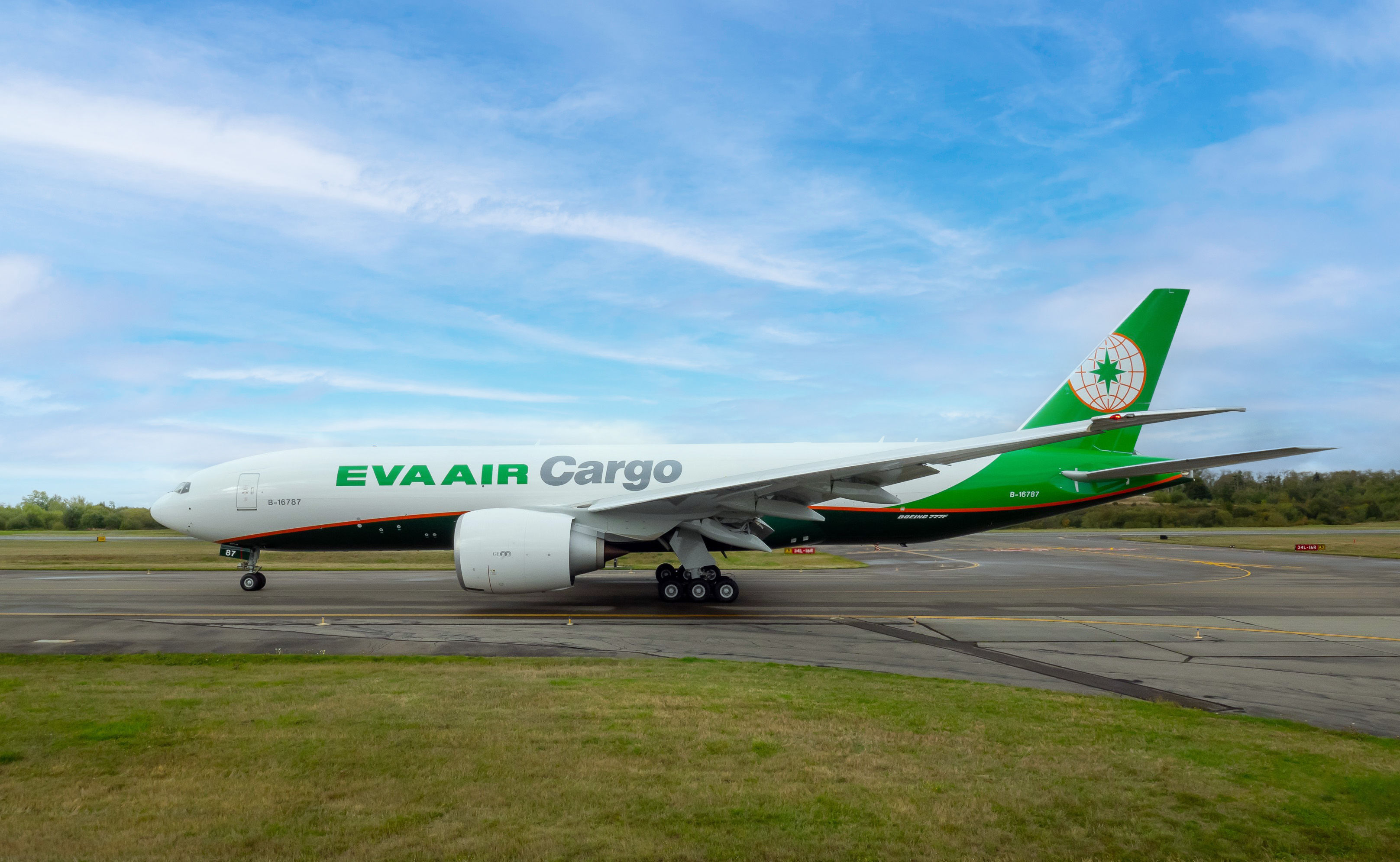 ▲長榮航空第六架波音777貨機抵台，將配置於東南亞及北美貨運航線，有助於增加長榮航空的貨運量能。（圖／長榮提供）