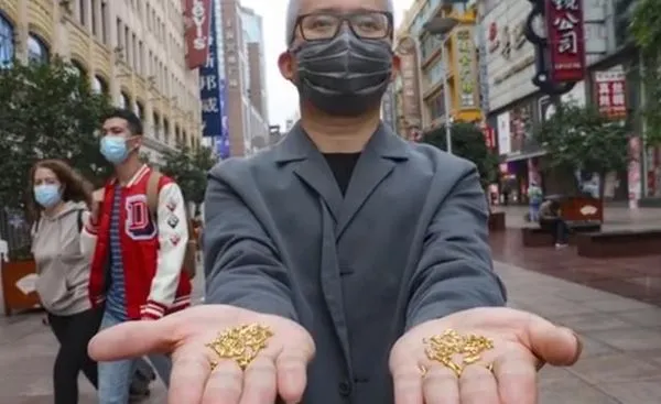 ▲大陸藝術家楊燁炘將500克黃金打造的1000粒純金米丟進上海黃浦江等地，諷刺糧食浪費。（圖／翻攝北青網）