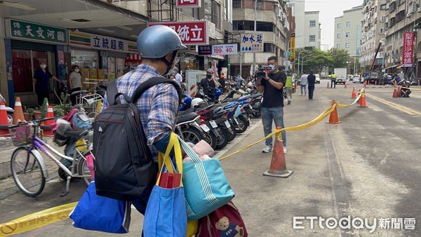 ▲▼城中城大火，暖心房東特地幫嗆傷房客返回住處拿取長袖衣物。（圖／記者吳奕靖攝）