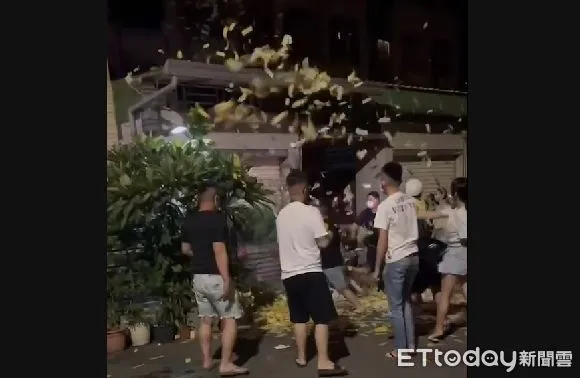 ▲▼鳳梨揭女嬰身亡！網友公憤「私刑報復」到保母家撒冥紙、砸雞蛋。（圖／記者許宥孺翻攝）