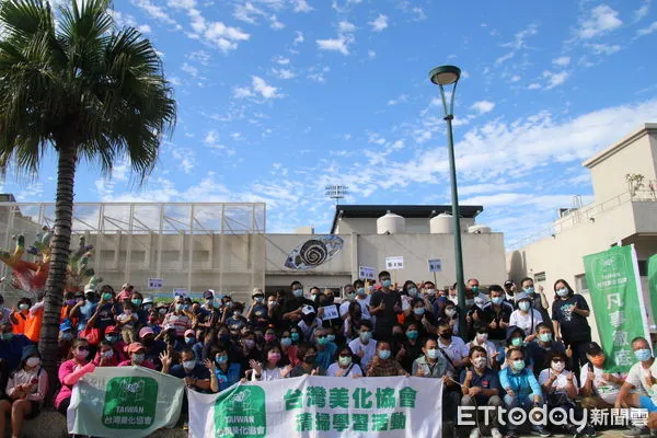 ▲排水溝清理出許多落葉及砂土淤積。（圖／記者楊漢聲翻攝）