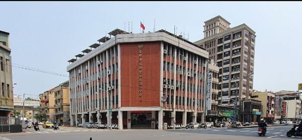 ▲台中警三分局一名員警出勤前清槍未按SOP，誤擊一發幸打中牆壁。（圖／第三分局官網）