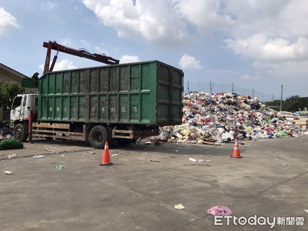 ▲回收物的委外廠商加速清運量回收物，在10月31日前完成清運。（圖／記者林悅翻攝，下同）
