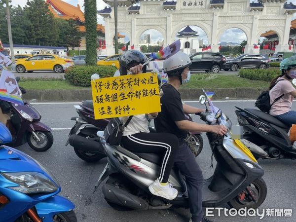 ▲「蘆洲受虐貓茶茶」車隊遊行登場　百人揮舞茶茶彩虹旗盼動保修法。（圖／臉書社團「1016一起為茶茶發聲」提供）