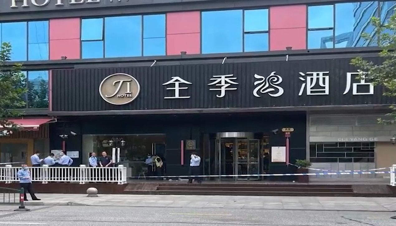 ▲▼駭人命案！女遭同事被割下頭顱放酒店櫃台　外送員送餐驚睹「前台上一個頭」。（圖／翻攝自微博）