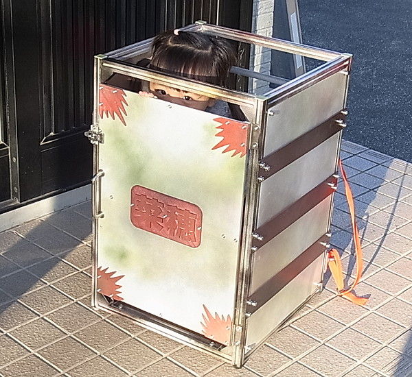 ▲▼日本爸DIY製作禰豆子箱子:（圖／翻攝自Twitter／@阿蘇カラクリ研究所）