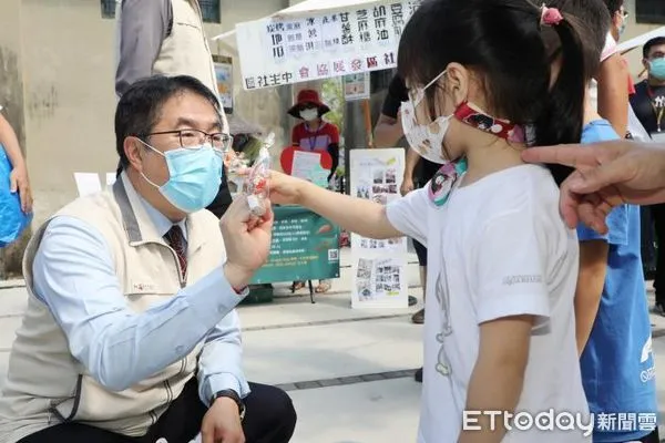 ▲「2021新營甜蜜節」，16、17日兩日於台南新營鐵道文化園區登場，台南市長黃偉哲、副市長趙卿惠也至現場與民同樂，黃偉哲並發送糖果給現場民眾，歡迎大家來新營共度甜蜜週末時光。（圖／記者林悅翻攝，下同）