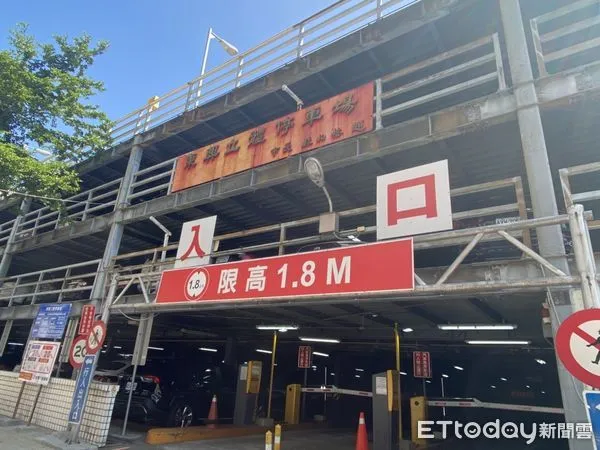 ▲女大生為情所困墜落精明商圈停車場，跌落貨車腰部骨折。（圖／記者白珈陽攝）