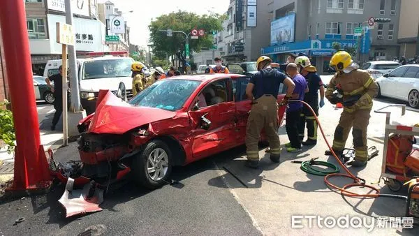 ▲台南東區裕永路和裕農路路口，17日下午發生1起車禍，2部汽車、1部機車肇事，共有2男3女5人受傷送醫救治。（圖／記者林悅翻攝，下同）