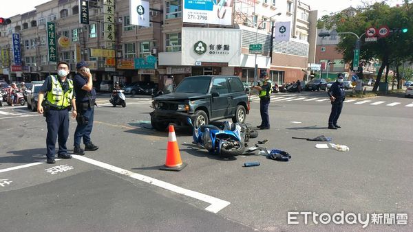 ▲台南東區裕永路和裕農路路口，17日下午發生1起車禍，2部汽車、1部機車肇事，共有2男3女5人受傷送醫救治。（圖／記者林悅翻攝，下同）