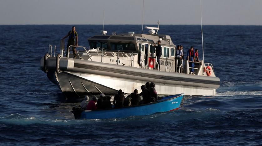 ▲▼北非外海小船翻覆　超載30名偷渡客4死19失蹤。（圖／翻攝自推特）
