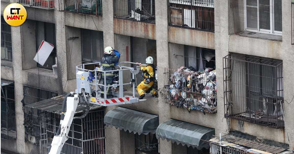 警消獲報城中城火警趕往救援，雲梯車升上高樓層搜索，可以發現鐵窗上面，堆積有眾多雜物。（圖／宋岱融攝）