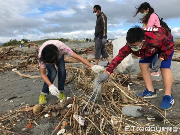 ▲▼台東水環境巡守隊及東海國中學生淨溪及淨灘，以實際行動守護台東環境。（圖／台東縣政府提供，下同）