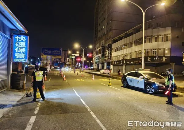 ▲台南市警一分局府東派出所所長郭仲正及警員黃博宏等人，攔車查獲莊姓男子持有毒品。（圖／記者林悅翻攝，下同）