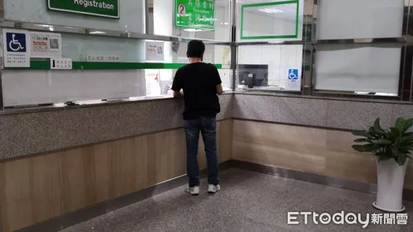 ▲▼網紅小玉涉賣變臉不雅片，親友陪同交保。（圖／記者黃彥傑攝）