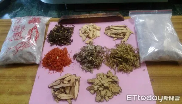 ▲台南市藥師公會重陽節敬老活動，除邀請視障按摩師，為年滿70歲以上的資深藥師按摩舒壓，更準備中藥足浴包，及填滿蓮子、百合、山藥做成的日式錦燒盒點心讓資深藥師享用。（圖／記者林悅翻攝，下同）