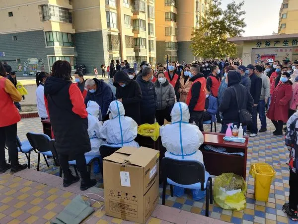 ▲甘肅嘉峪關明珠花園小區進行核酸檢測,內蒙古烏魯木齊核酸檢測。（圖／CFP）