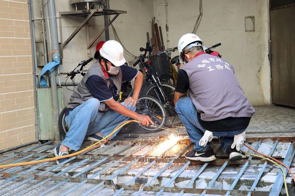 ▲▼高市府鐵腕拆除建築影響避難逃生動線。（圖／高雄市政府）