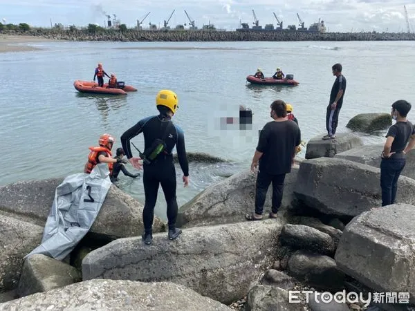 ▲▼潛水人員到消波塊附近搜索時發現溺水男學生，但已死亡多時。（圖／第一二岸巡隊提供，下同）