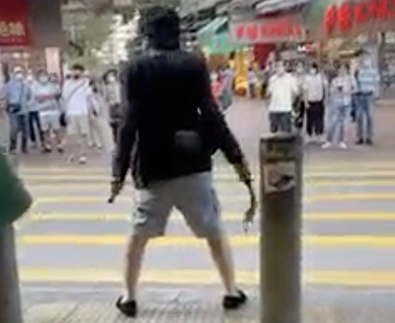 ▲香港街頭出現一名拿著雙刀的怪漢。（圖／翻攝臉書）
