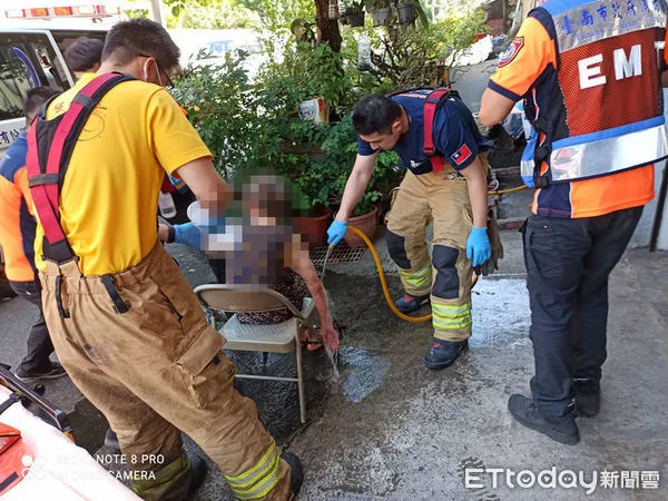 ▲台南市永康區信義街1處民宅，19日上午10時左右發生瓦斯氣爆，81歲老婦人雙手及右小腿2度燒灼傷，以救護車送永康奇美醫院救治。（圖／記者林悅翻攝，下同）