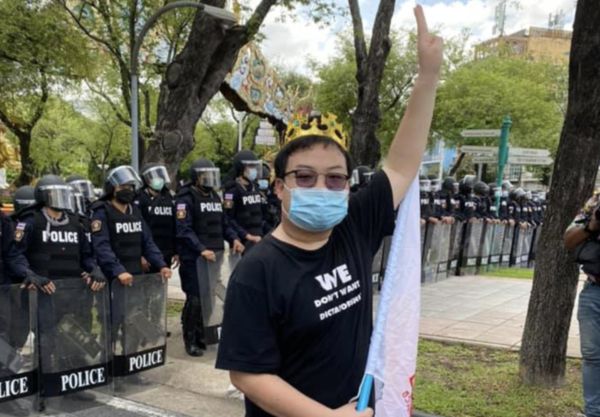 泰國學生抗議領袖之一巴利創下泰國政治史上單人背負最多條「冒犯君主罪」紀錄。（翻攝Parit Chiwarak臉書）