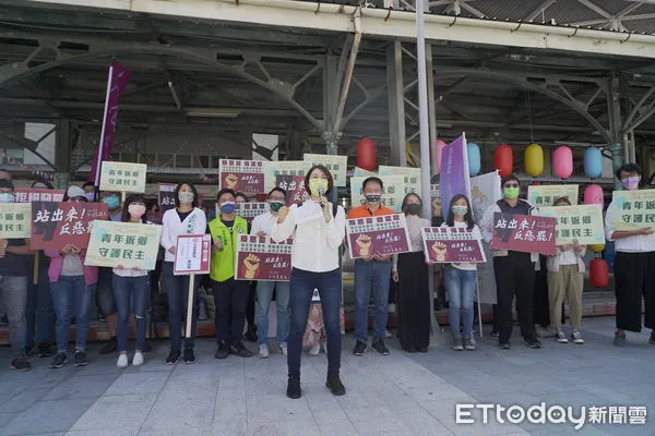 ▲催青年票！公民團體挺3Q，呼籲外漂年輕人回家反惡罷。（圖／記者游瓊華攝）