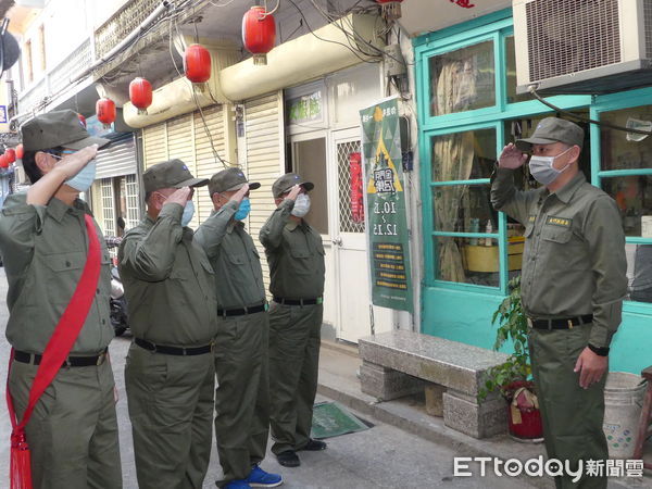 ▲金門老兵李致遠等四老兵，向縣長楊鎮浯行禮報到。（圖／記者林名揚翻攝）