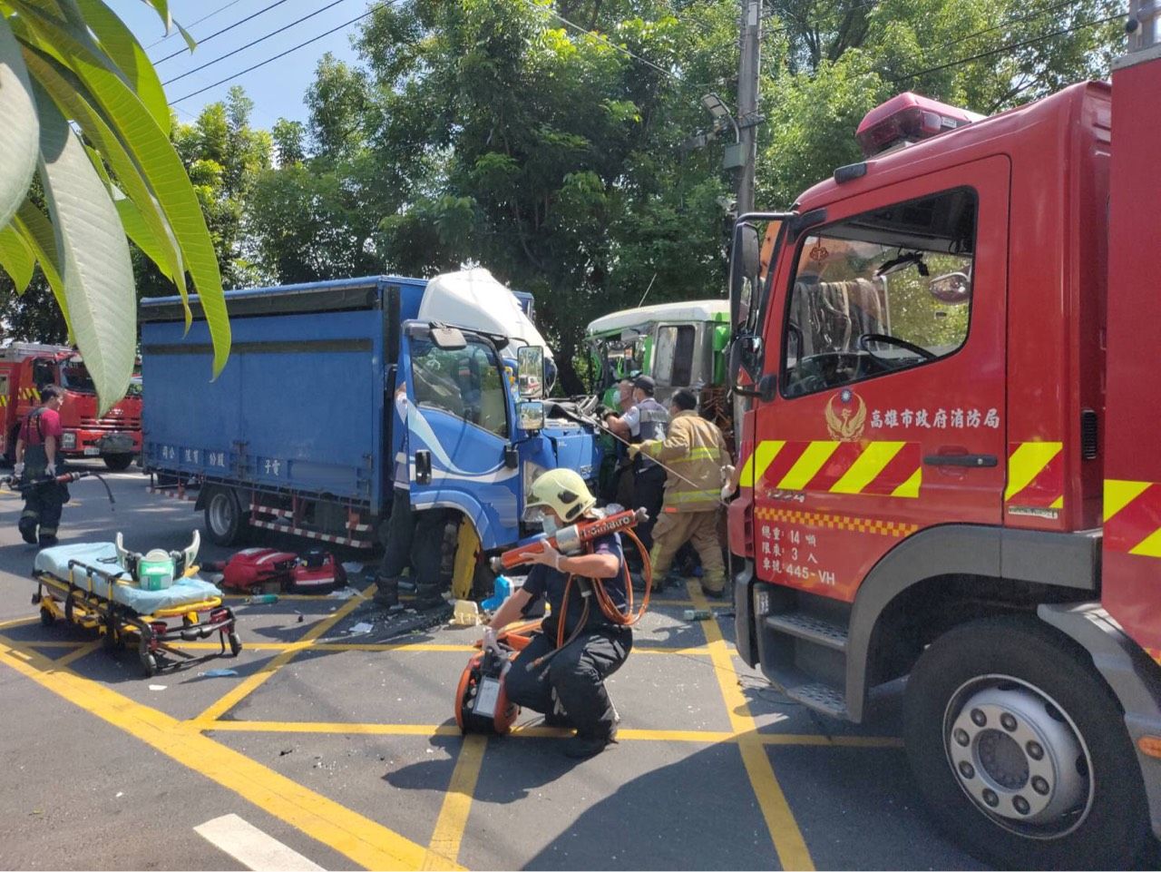 ▲高雄市橋頭區發生重大車禍，小貨車駕駛一度受困             。（圖／記者吳世龍翻攝）