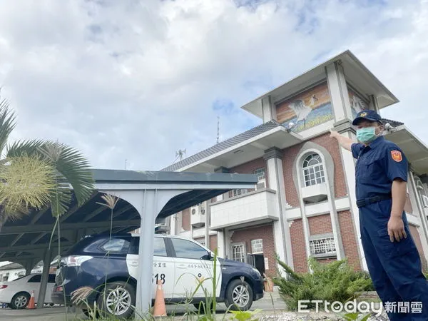 ▲台南市佳里分局中鹽派出所所長施信結，指著派出所牆壁上有相當漂亮的「黑琵圖騰」，呼籲大家共同來保護生態、愛護黑面琵鷺。（圖／記者林悅翻攝，下同）