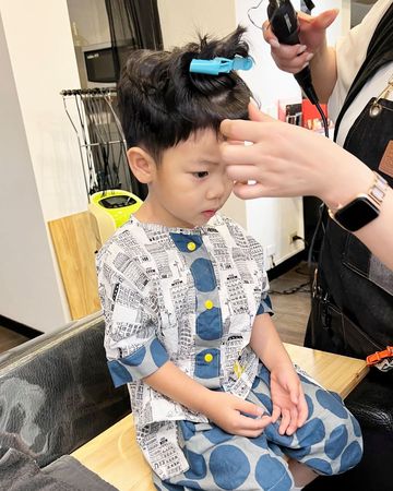 ▲3歲蔡桃貴燙頭髮。（圖／翻攝自IG／tsaigray2018）