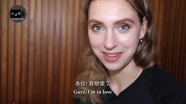 俄國妹驚「湯怎放得進小籠包？」　決定投書家鄉媒體。（圖／翻攝「Stopkiddinstudio」YouTube）