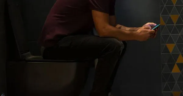 許多人習慣邊上廁所邊滑手機。（示意圖／翻攝自Pixabay）