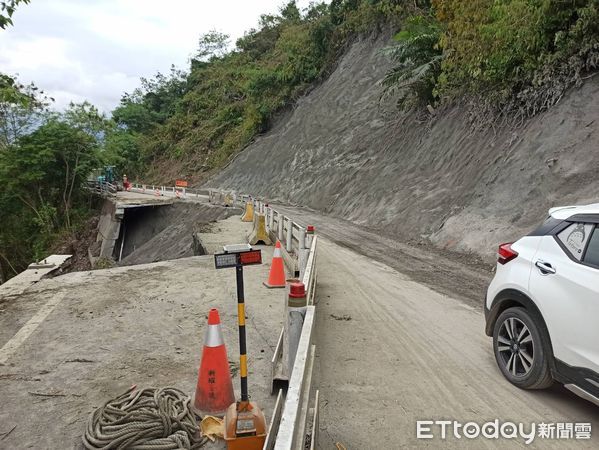 ▲▼花64線瑞港公路2.7k處受圓規颱風侵襲，造成大規模坍方及路基流失道路中斷，雙向均無法通行。（圖／記者王兆麟翻攝，下同）