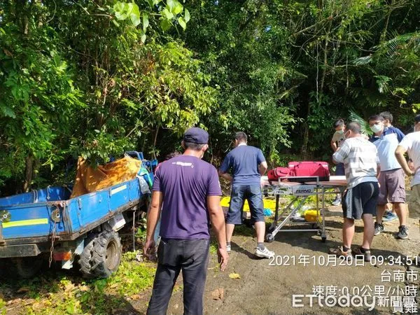 ▲台南市玉井區康寧教養院前，傳出有民眾被搬運車壓住，台南市消防局玉井分隊據報，馬上派出消防人車前往搶救，目前送麻豆新樓醫院搶救中。（圖／記者林悅翻攝）