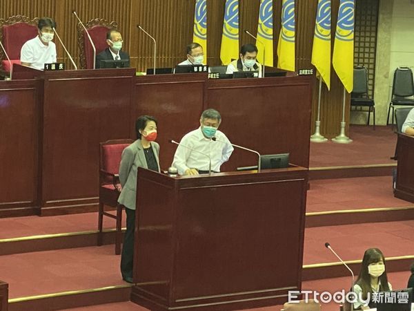 柯文哲：支持黃珊珊選2022台北市長　幫搶國、民兩黨「中間的票」 | E