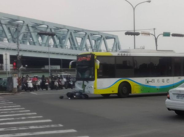 ▲▼一輛電動巴士在烏日高鐵附近，因剎車不及撞倒機車女騎士。（圖／記者爆料網提供）