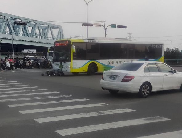▲▼一輛電動巴士在烏日高鐵附近，因剎車不及撞倒機車女騎士。（圖／記者爆料網提供）